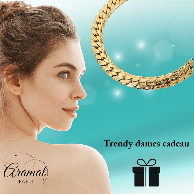 Aramat Jewels goudkleurige platte gourmet ketting van 5mm staal met bewerkte rand gedragen door een vrouw.