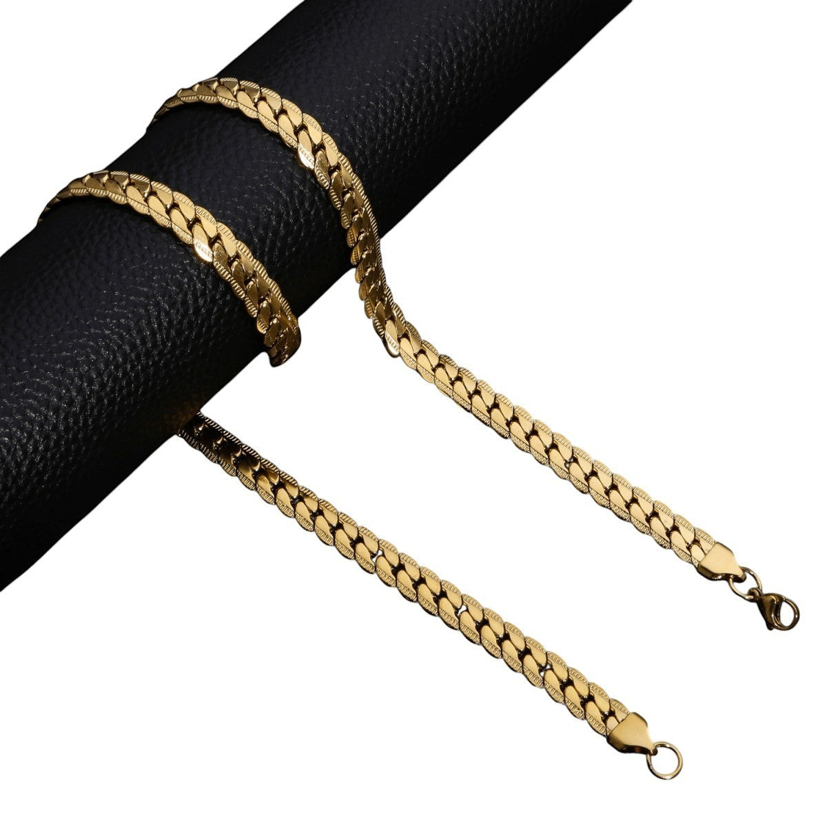 Aramat Jewels goudkleurige platte gourmet ketting van 5mm breed roestvrij staal met een stijlvolle bewerkte rand.