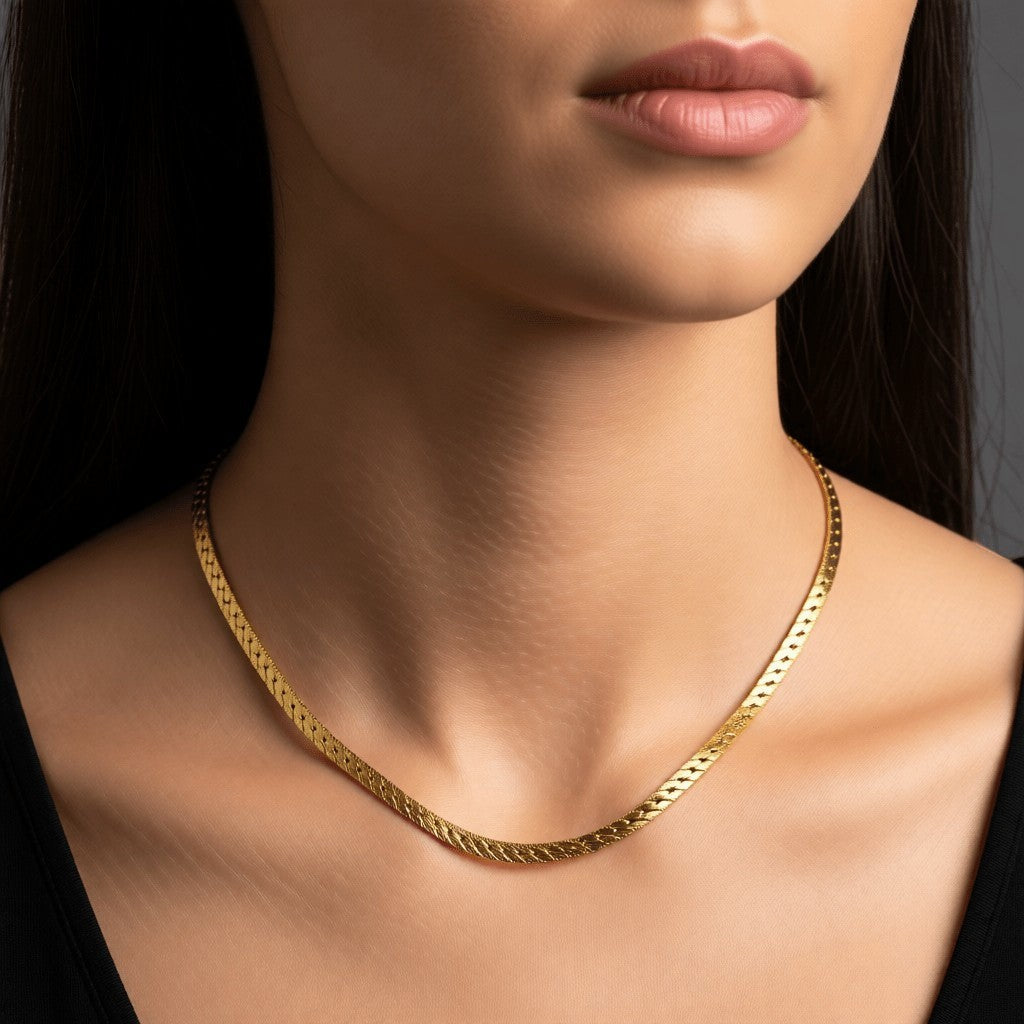 Aramat Jewels goudkleurige platte gourmet ketting van 5mm breed roestvrij staal met een stijlvolle bewerkte rand.
