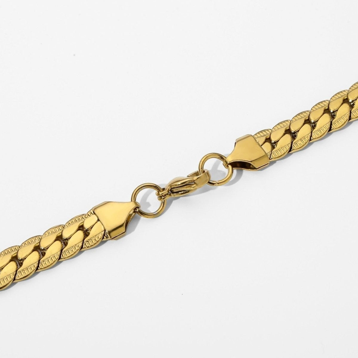 Aramat Jewels goudkleurige platte gourmet ketting van 5mm breed roestvrij staal met een gedetailleerde bewerkte rand.