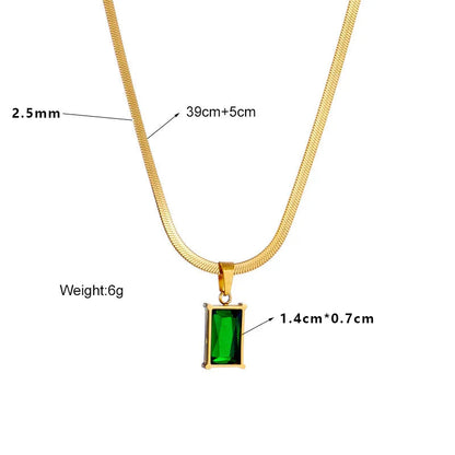 Aramat Jewels goudkleurige platte slangenketting met een rechthoekige groene zirkonia hanger van 14 bij 7 mm.