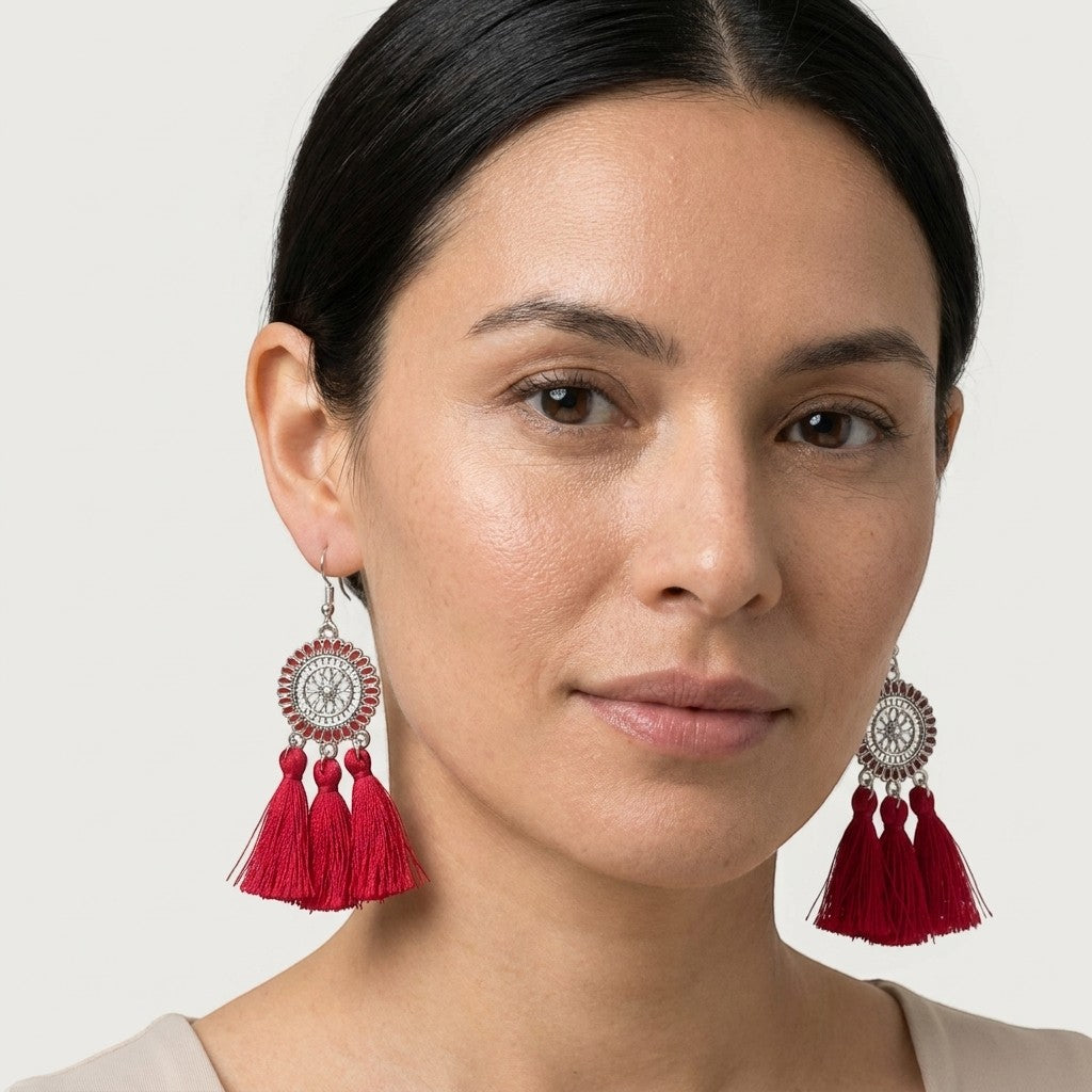 Aramat Jewels zomerse boho oorhangers met rode kwastjes en zilverkleurig metaal