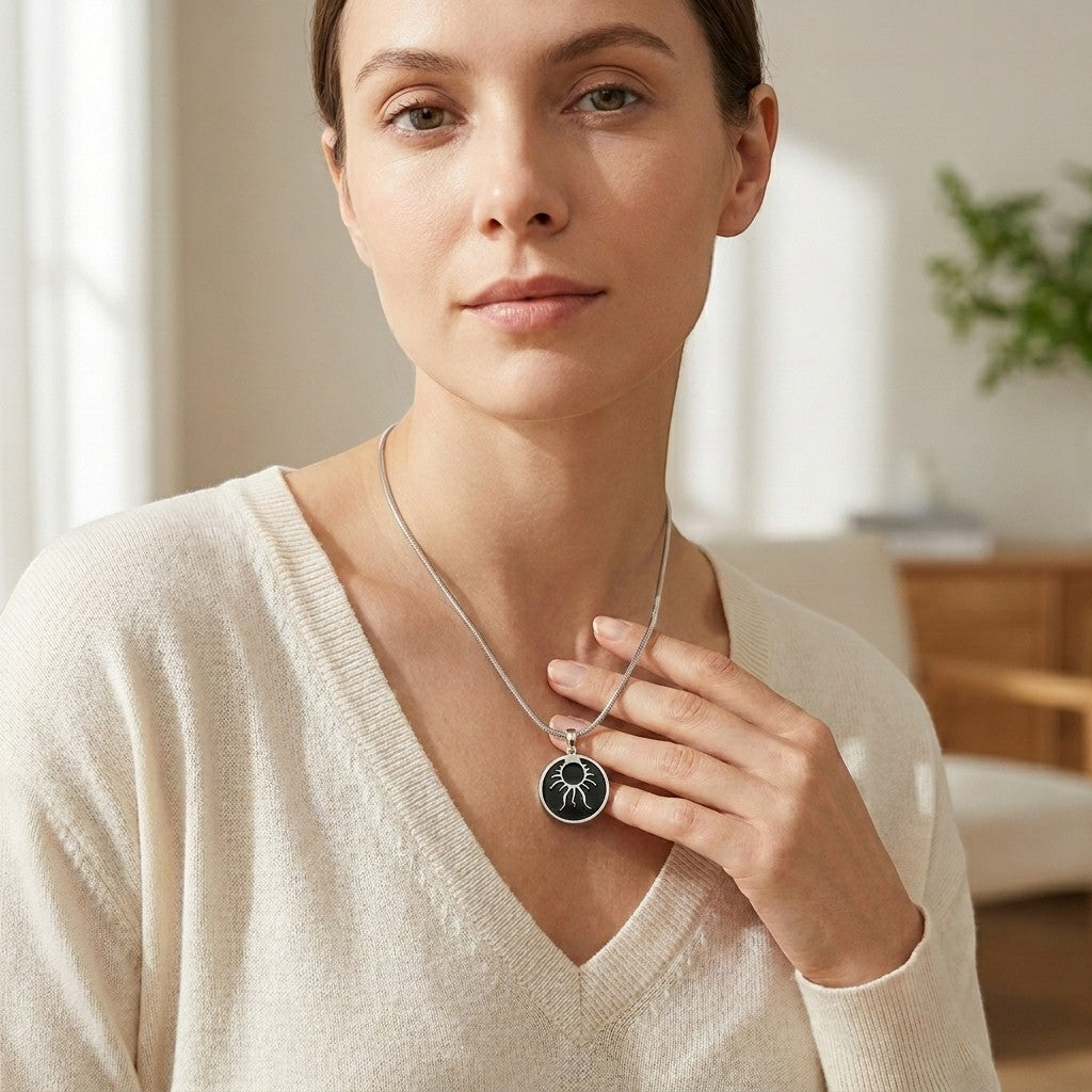 Aramat Jewels ronde ashanger met tribal design in zwart emaille en staal. Gedenksieraad met schroefsluiting.