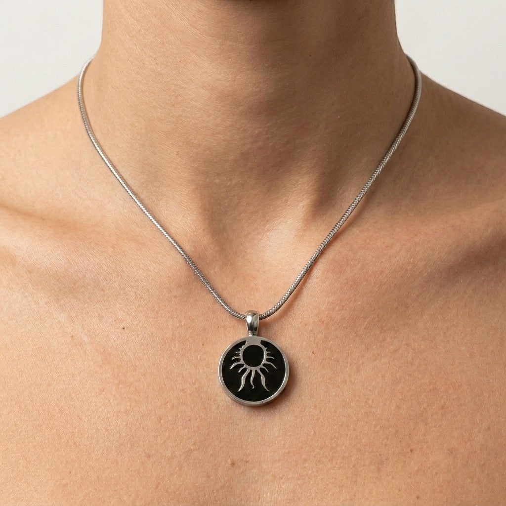 Aramat Jewels ronde ashanger met tribal design in zwart emaille en roestvrij staal.