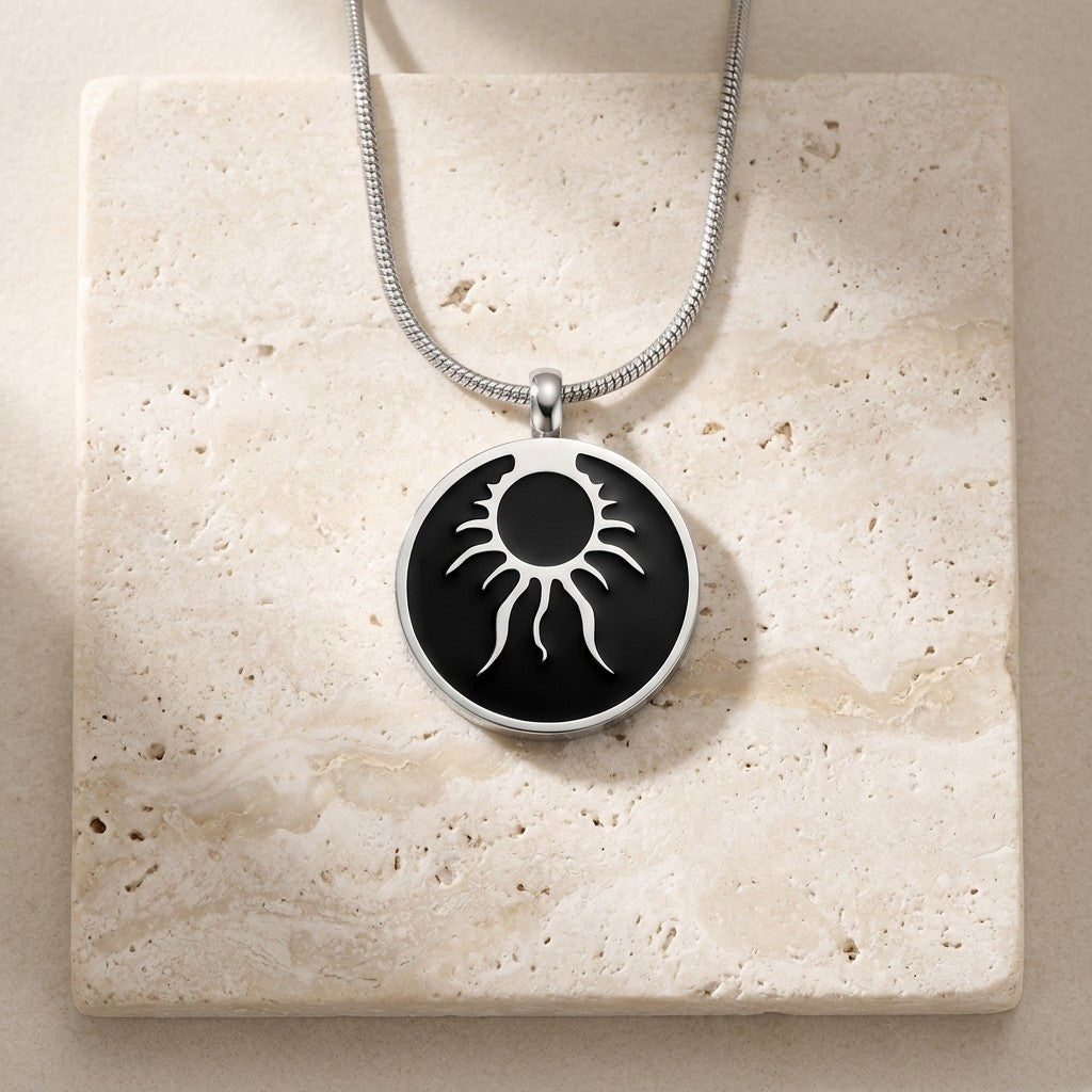 Aramat Jewels ronde ashanger met tribal design in zwart emaille en staal. Gedenksieraad met schroefsluiting.