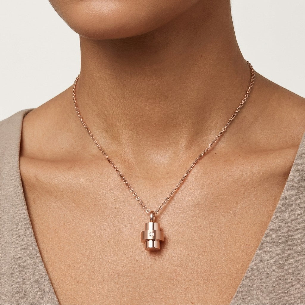 Aramat Jewels® moderne rosegouden stalen ashanger met schroefsluiting en een klein diamantje.