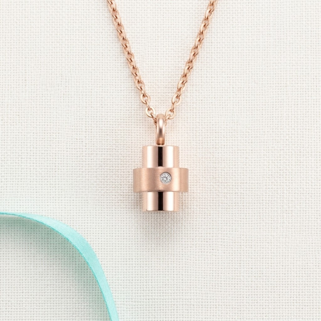 Aramat Jewels® moderne roségouden stalen ashanger met een diamantje en schroefsluiting.