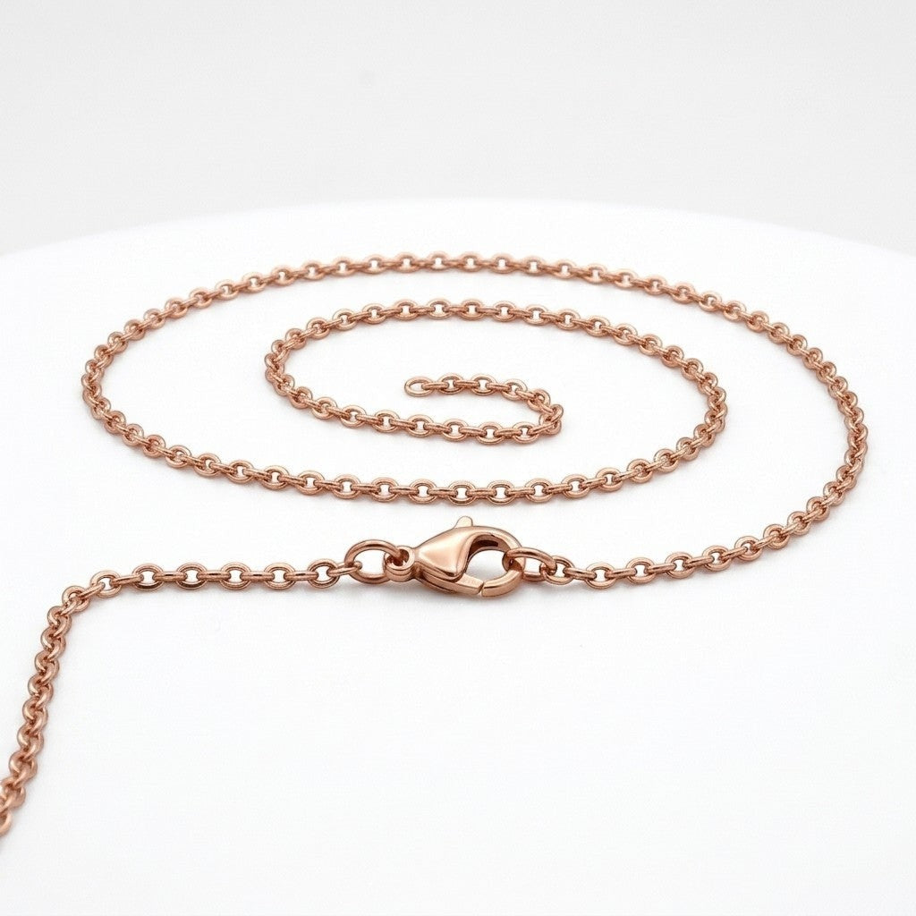 Aramat Jewels rosékleurige stalen anker ketting met karabijnsluiting op een witte achtergrond