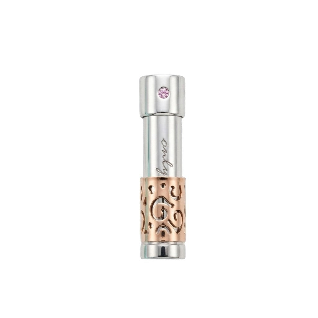 Aramat Jewels® rosékleurige stalen ashanger met 'Only Love' tekst en opengewerkt detail, met roze steentje.