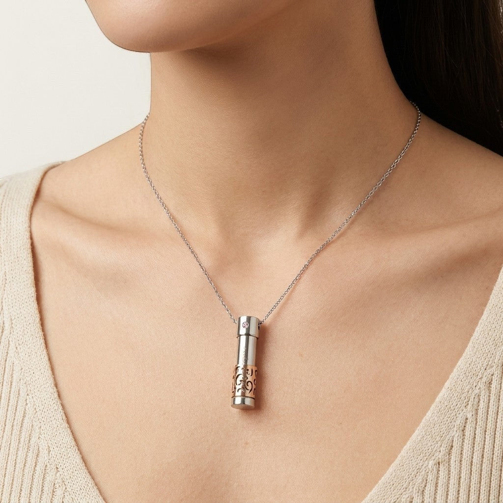 Aramat Jewels® rosékleurige stalen ashanger met 'Only Love' tekst en een subtiel roze steentje. Gedenksieraad.