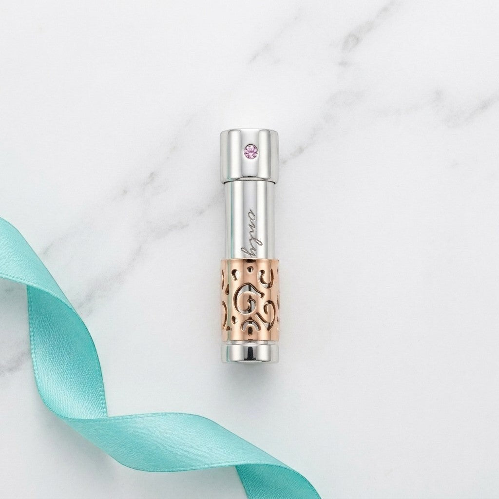 Aramat Jewels rosékleurige stalen ashanger met 'Only Love' tekst en roze steentje, waterbestendig