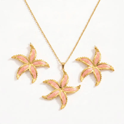 Aramat Jewels goudkleurige RVS sieradenset met roze emaille zeesterhanger aan ketting en bijpassende zeester oorbellen