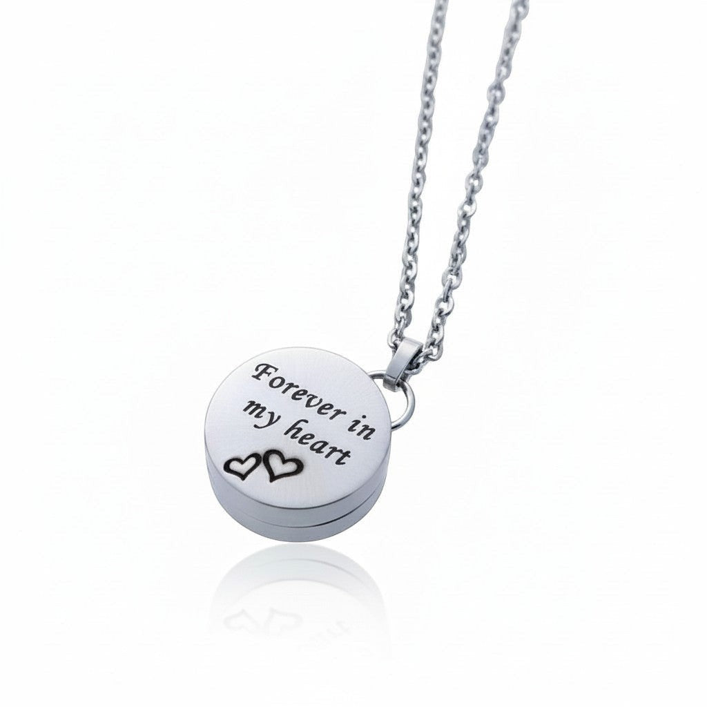 Aramat Jewels zilverkleurige RVS ashanger in hartvorm met de tekst 'Forever in my heart' en twee kleine hartjes. Inclusief 50cm ketting.