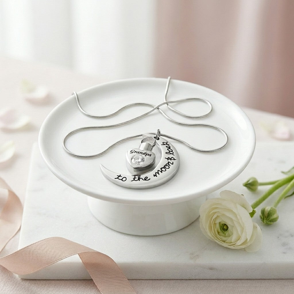 Aramat Jewels RVS ashanger met zirkonia in de vorm van een halve maan met een hartje met de tekst 'Grandpa to the moon and back'.