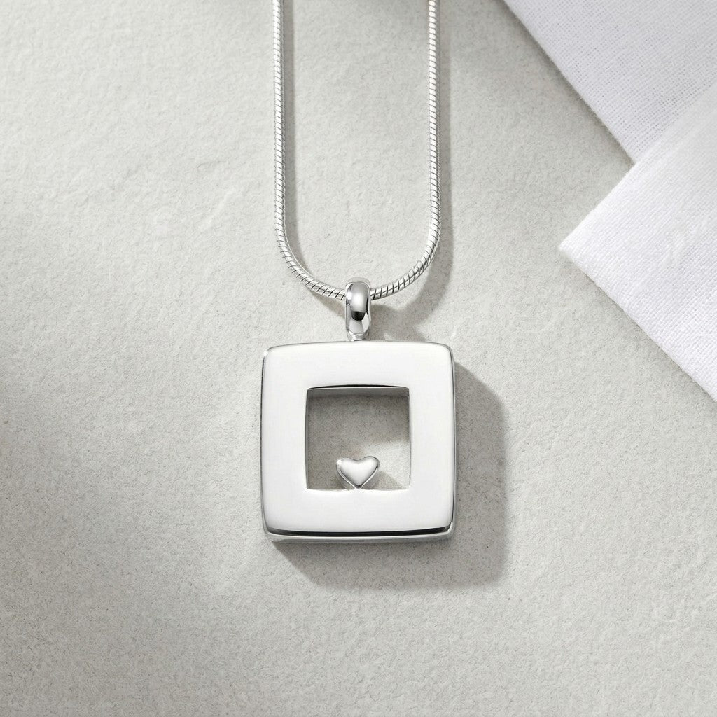 Aramat Jewels zilverkleurige vierkante ashanger met hartje, RVS, 26x19mm
