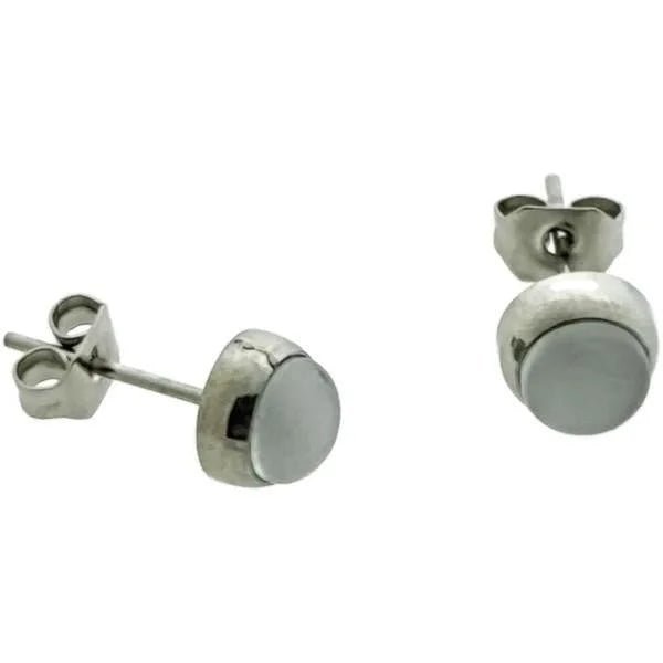 Aramat Jewels zilverkleurige RVS oorstekers met witte kattenoog steen en vlindersluiting