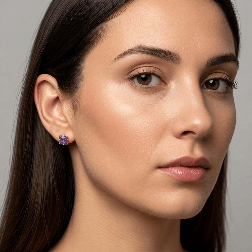 Aramat Jewels RVS oorbellen goudkleurig met vierkante paarse zirkonia van 4mm.
