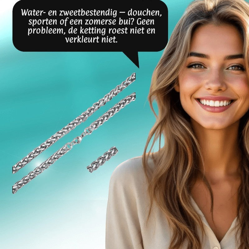 Aramat Jewels zilverkleurige RVS vossenstaart ketting van 75 cm lang en 8 mm breed, gedragen door een lachende vrouw.