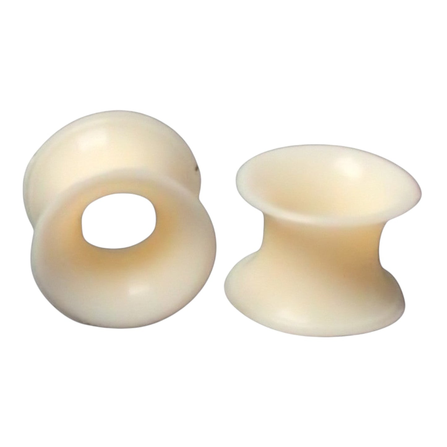 Aramat Jewels flexibele witte siliconen oortunnels van 8mm met een comfortabel double flared design voor gestretchte oren.