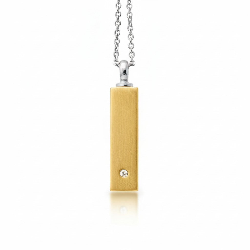 Aramat Jewels staaf ashanger van 4cm in goudkleurig roestvrij staal met een zirkonia en een zilverkleurige ketting.