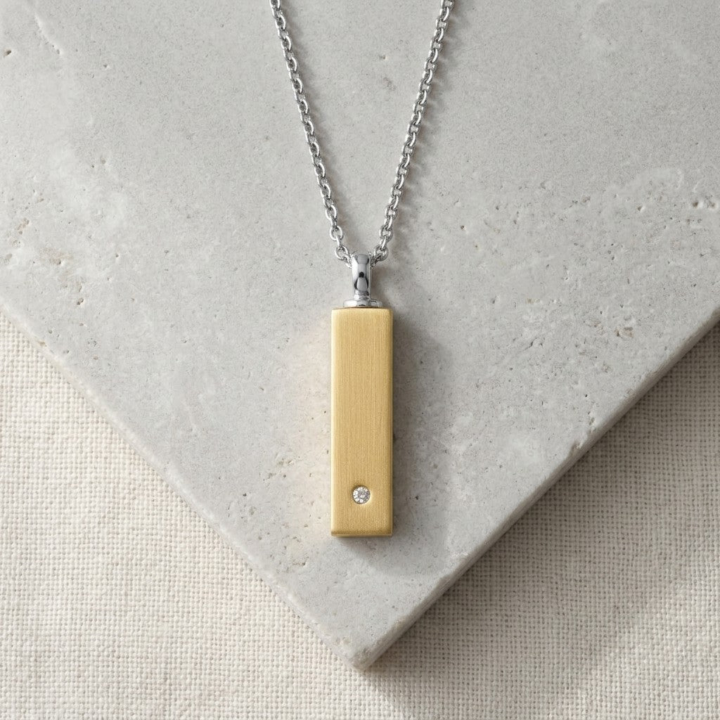 Aramat Jewels staaf ashanger van 4cm in goudkleurig roestvrij staal met een zirkonia, waterbestendig en geschikt voor dagelijks gebruik.