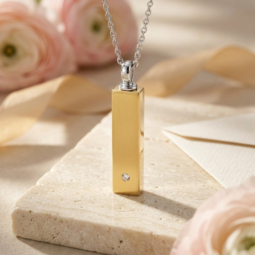 Aramat Jewels staaf ashanger van 4cm in goudkleurig roestvrij staal met een zirkonia, waterbestendig en geschikt voor dagelijks gebruik.