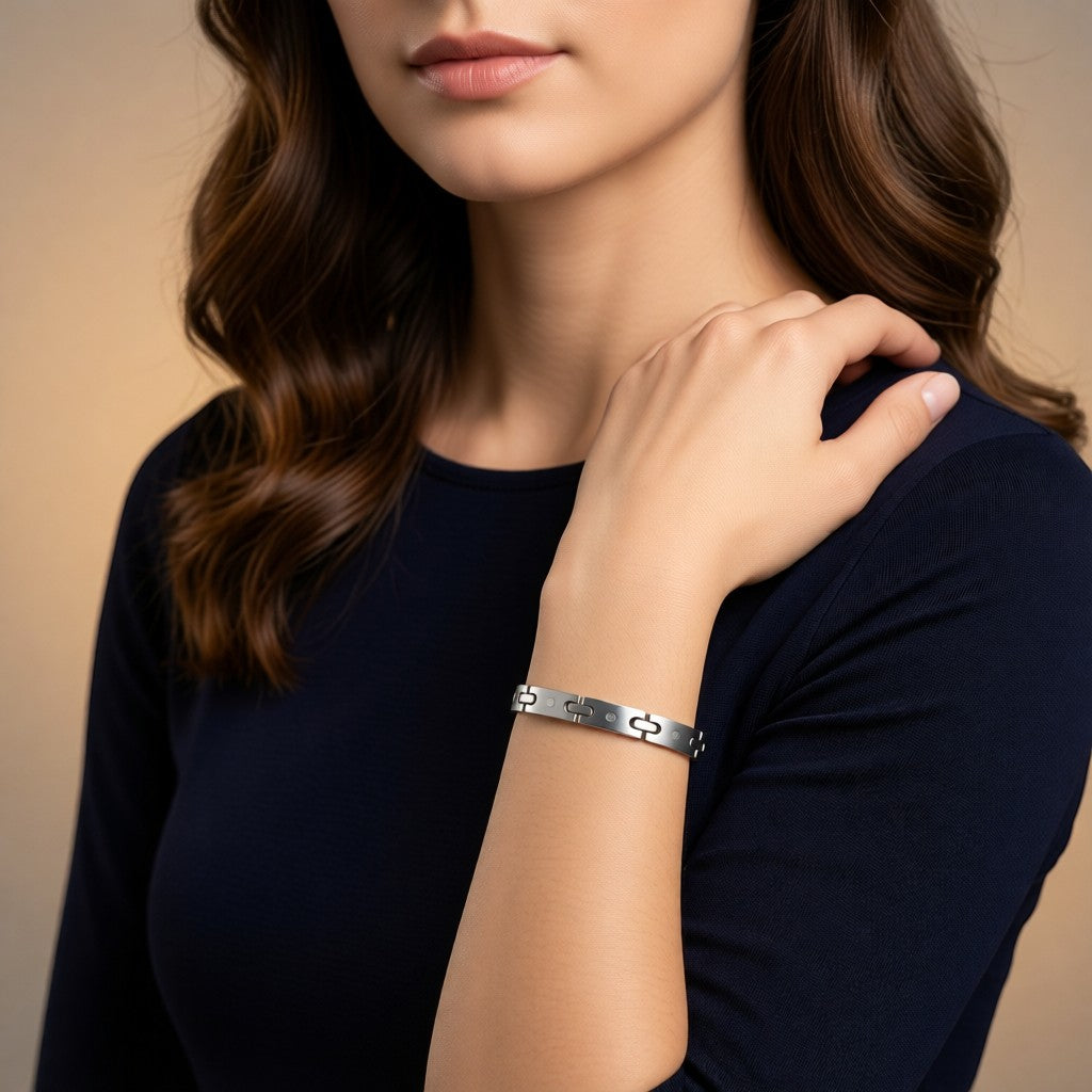 Aramat Jewels zilverkleurige stalen armband met fantasie schakels gedragen door een vrouw in een donkerblauw shirt.