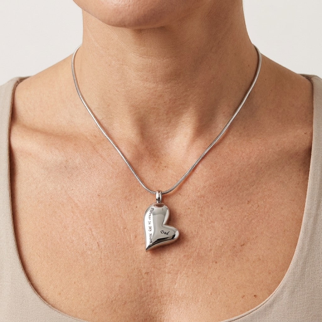 Aramat Jewels® stalen hartvormige ashanger met gravure 'Forever in my heart Dad'. RVS, waterbestendig.