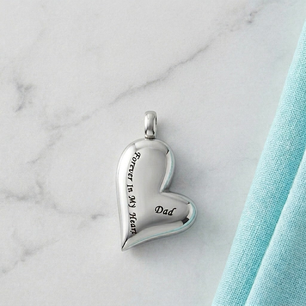Aramat Jewels® zilverkleurige stalen hartvormige ashanger met gravure 'Forever in My Heart Dad'. RVS, waterbestendig.