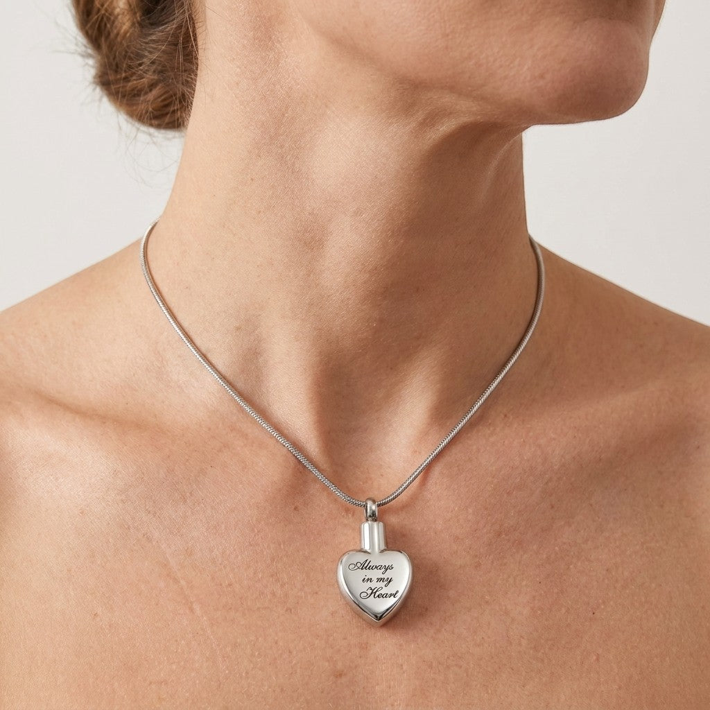 Aramat Jewels zilverkleurige stalen ashanger in hartvorm met gravure "Always in My Heart".