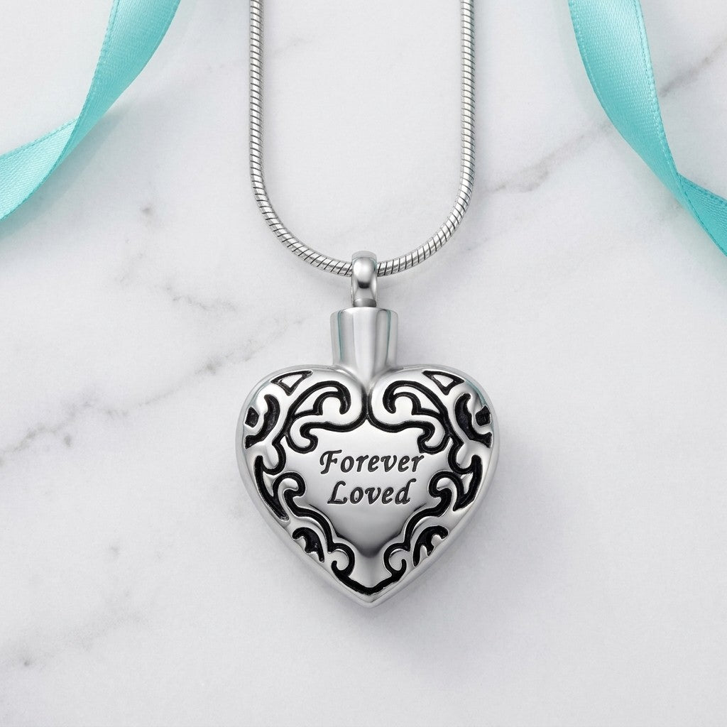 Aramat Jewels zilverkleurige en zwarte stalen ashanger in hartvorm met gravure 'Forever Loved'.
