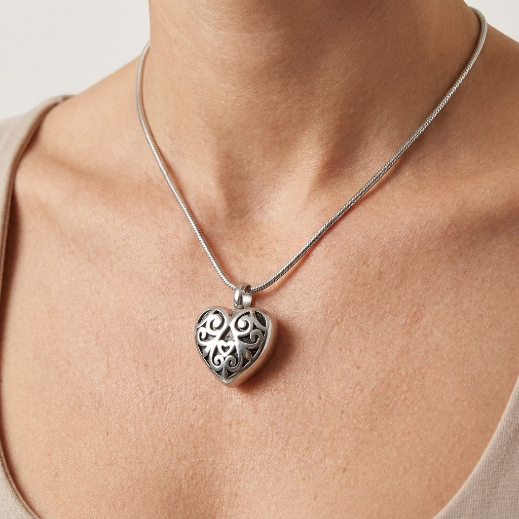 Aramat Jewels zilverkleurige stalen ashanger in hartvorm met zwarte emaille versiering