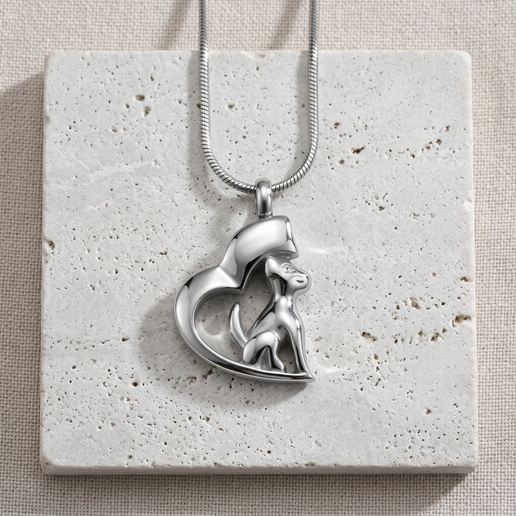 Aramat Jewels zilverkleurige stalen ashanger in de vorm van een hart met een hondje erin. 30x20mm.