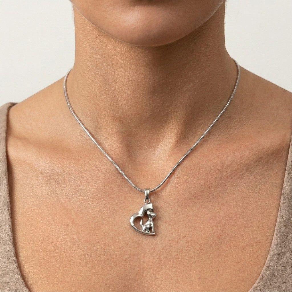 Aramat Jewels zilverkleurige stalen hond ashanger in hartvorm, 30x20mm, met schroefsluiting.