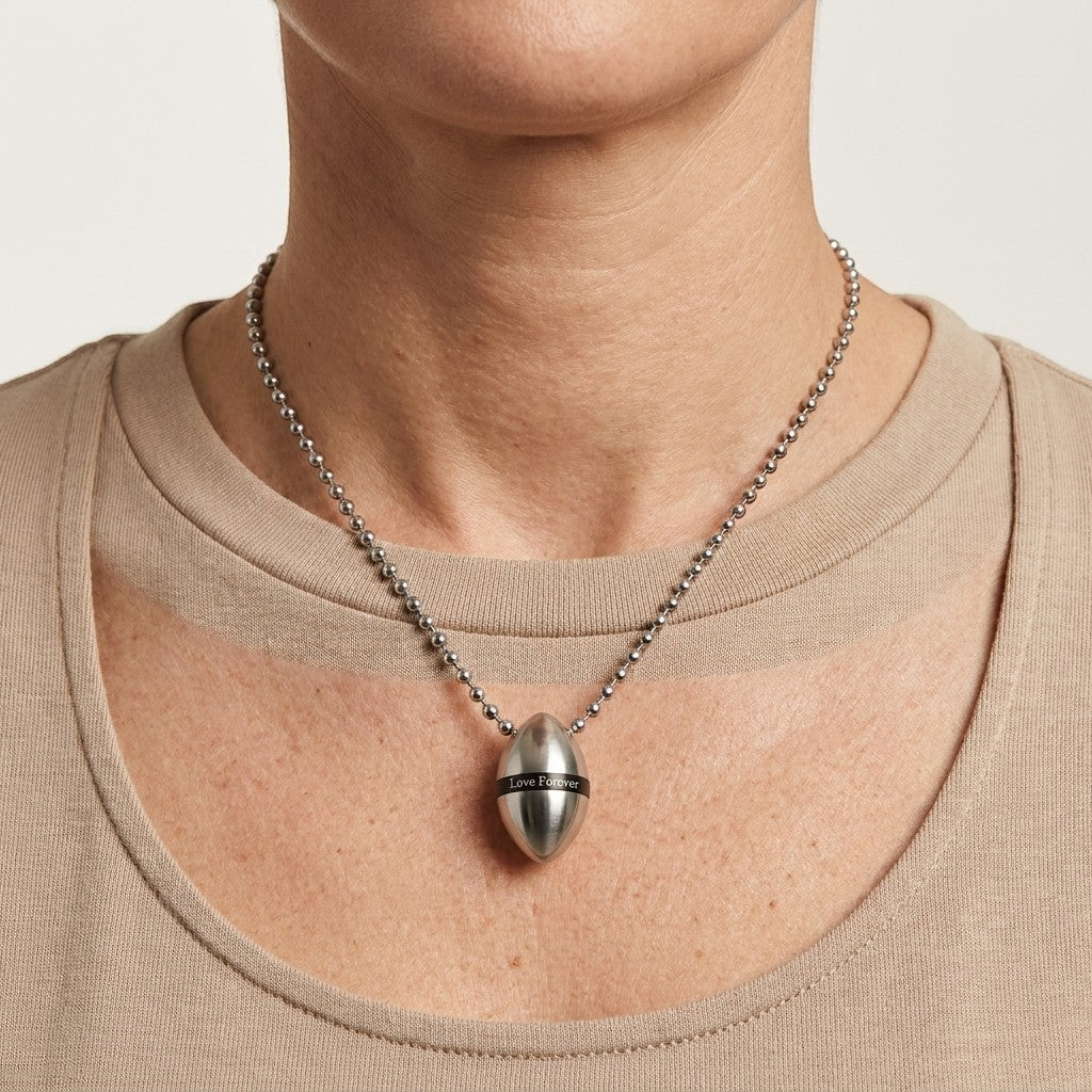 Aramat Jewels stalen ashanger met de tekst 'Love Forever' in zilverkleurig en zwart, gedragen aan een zilverkleurige ketting.