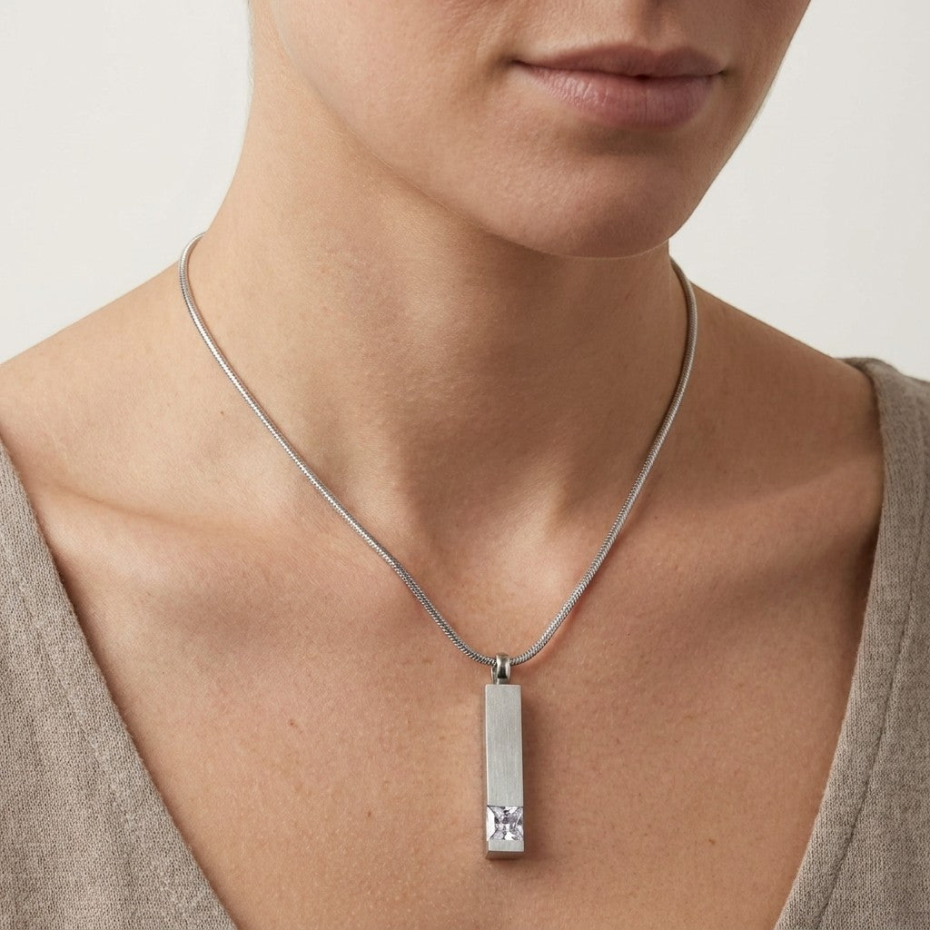Aramat Jewels zilverkleurige stalen staaf ashanger met zirkonia steen, minimalistisch gedenksieraad.