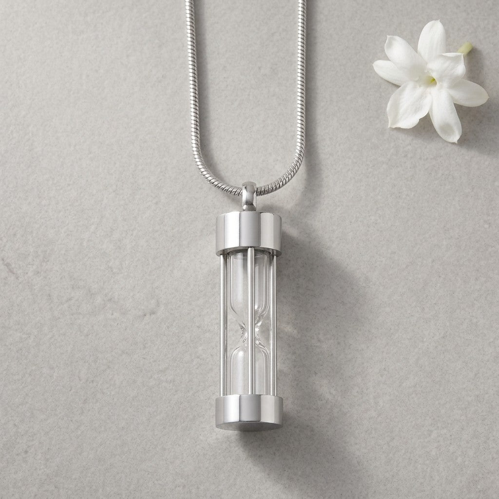 Aramat Jewels zilverkleurige stalen ashanger in de vorm van een zandloper, 4,5cm, met schroefsluiting voor as.