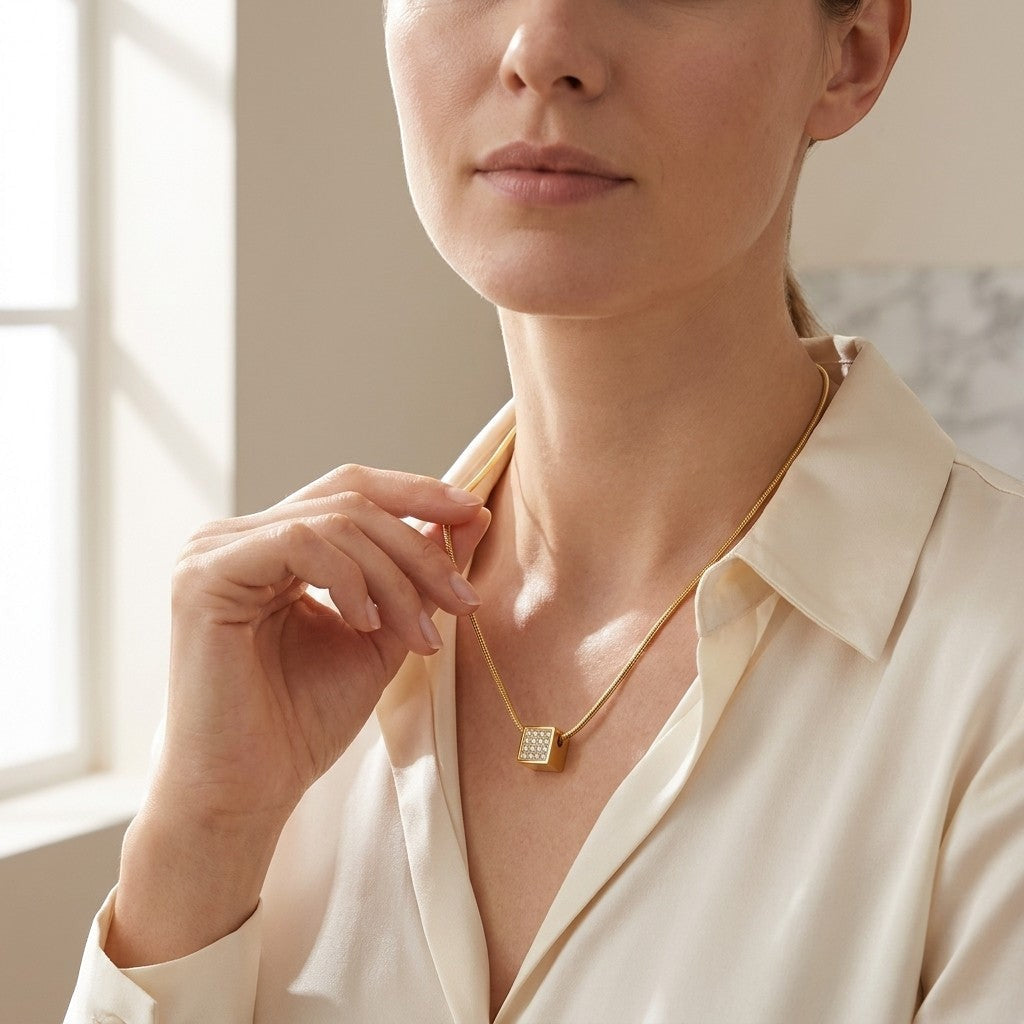 Aramat Jewels stalen kubus ashanger met zirkonia, 12mm, goudkleurig, waterbestendig gedenksieraad.