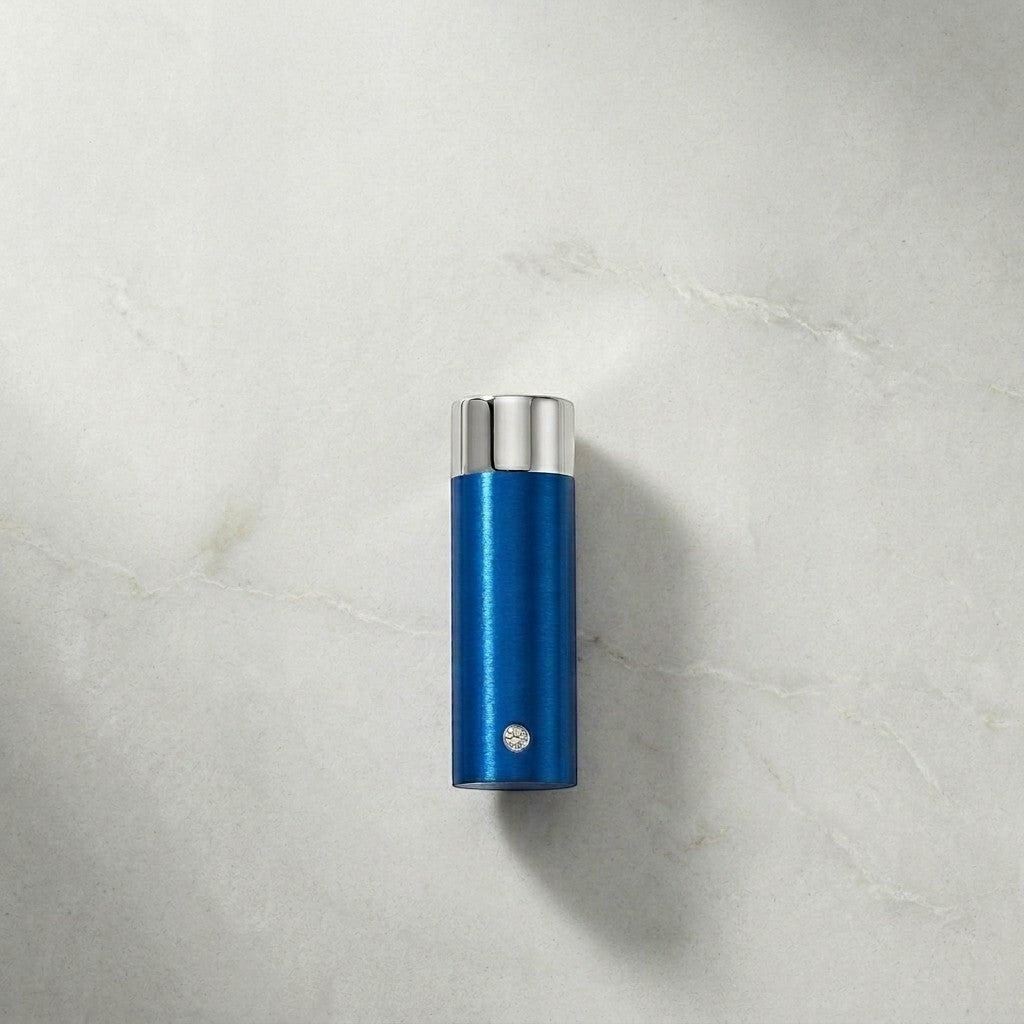 Aramat Jewels stalen blauwe ashanger met schroefdop en een klein kristal aan de onderkant, zonder ketting.