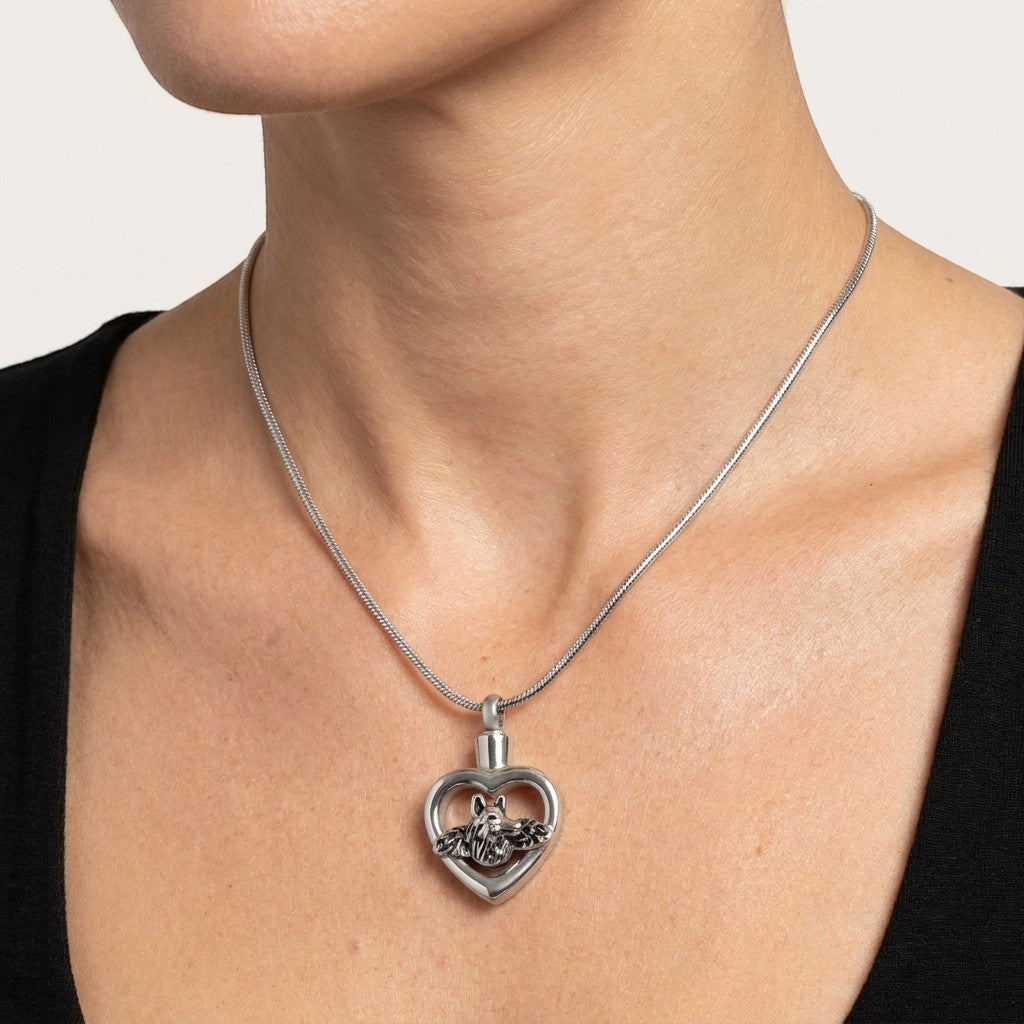 Aramat Jewels zilverkleurige stalen hart ashanger met hond en vleugels, een gedenksieraad voor huisdieren.