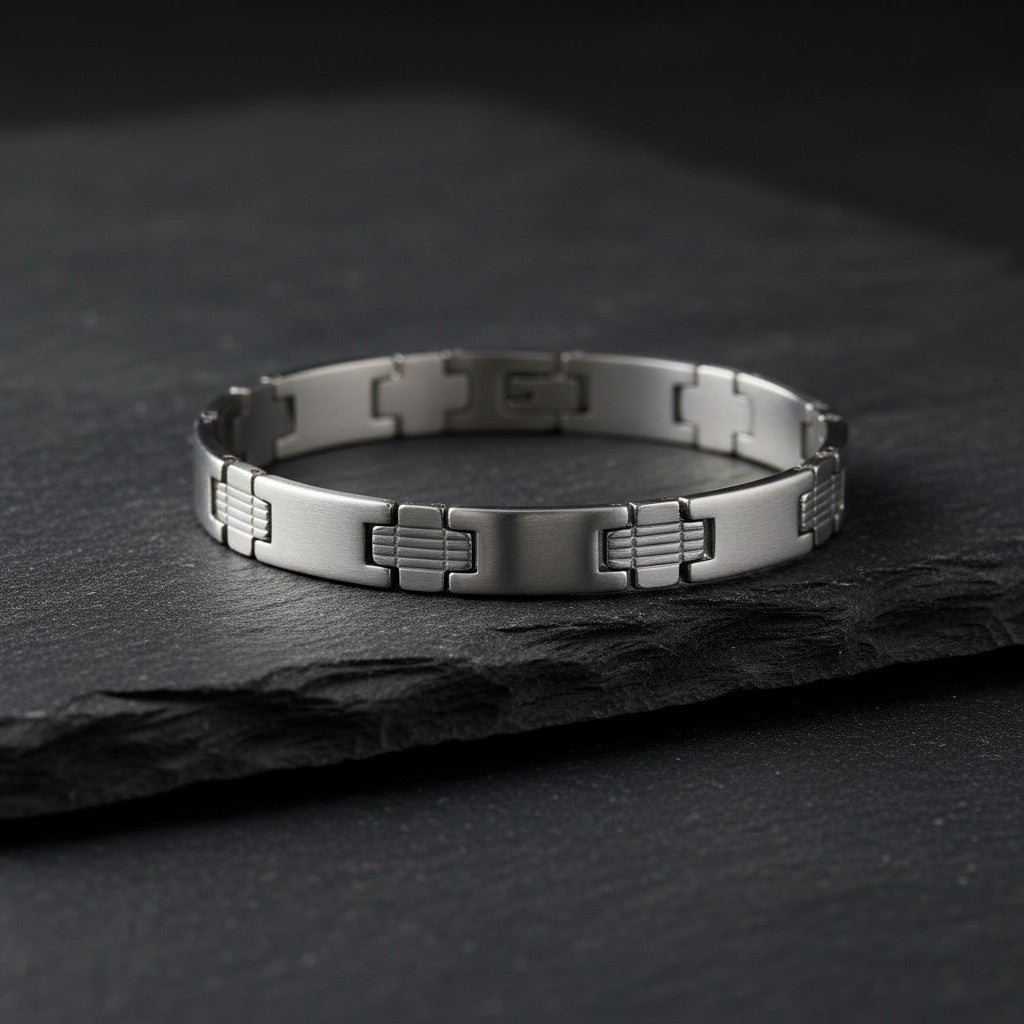 Aramat Jewels zilverkleurige stalen herenarmband met fantasie schakels en een mix van matte en gepolijste details.