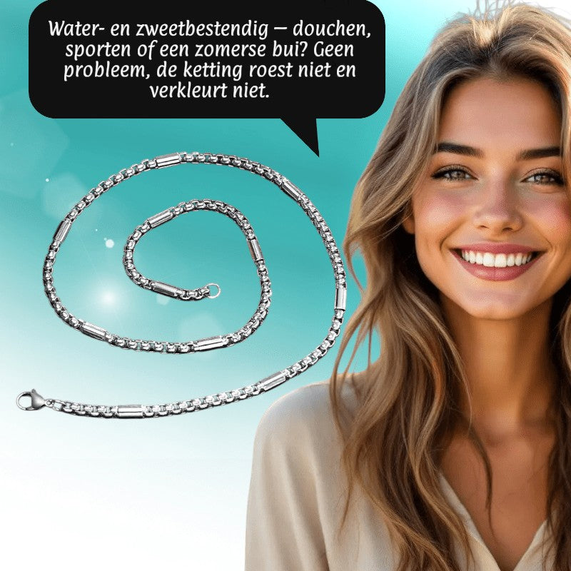 Aramat Jewels zilverkleurige RVS jasseron ketting met staafjes, 60cm lang, gedragen door een glimlachende vrouw.
