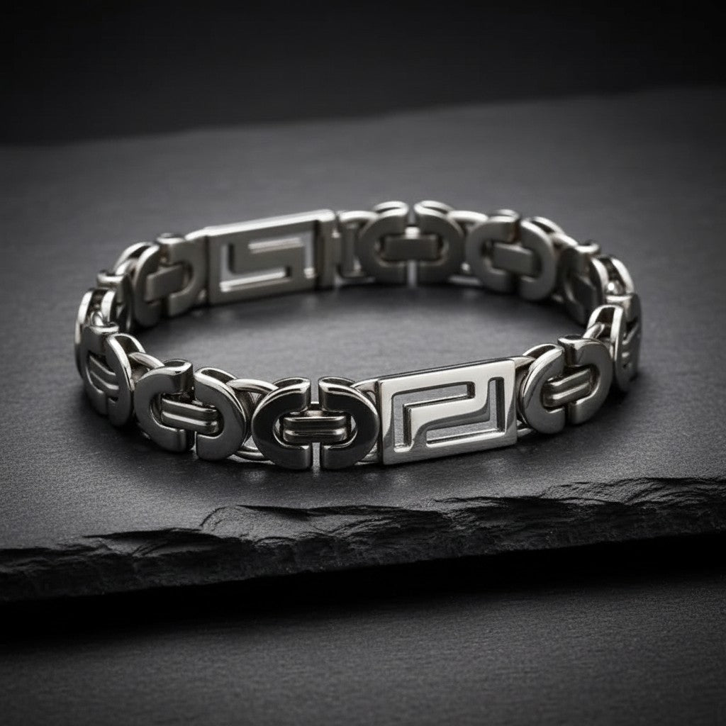 Stoere Aramat Jewels koningsarmband van zilverkleurig 316L edelstaal met een breedte van 12 mm op een zwarte ondergrond