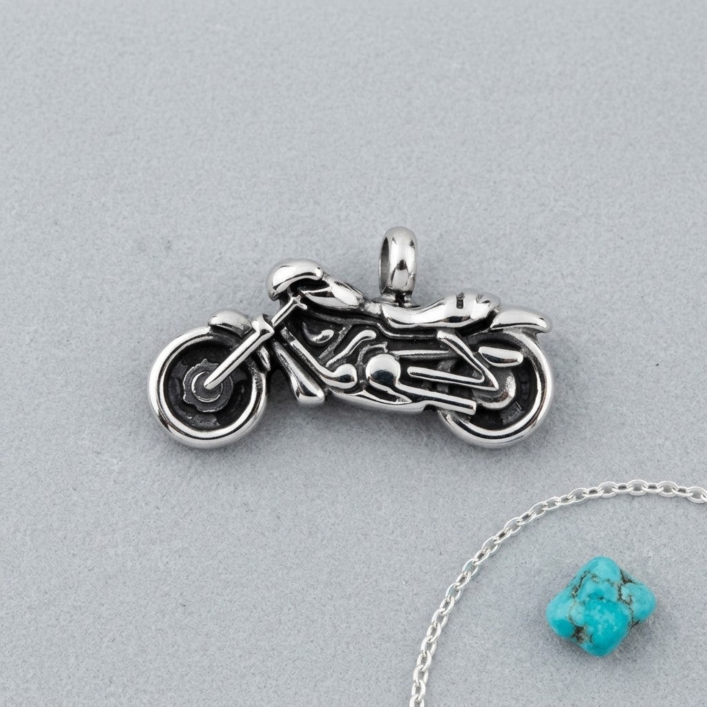 Aramat Jewels stalen motor ashanger, een gedetailleerd gedenksieraad voor motorrijders, met schroefsluiting.