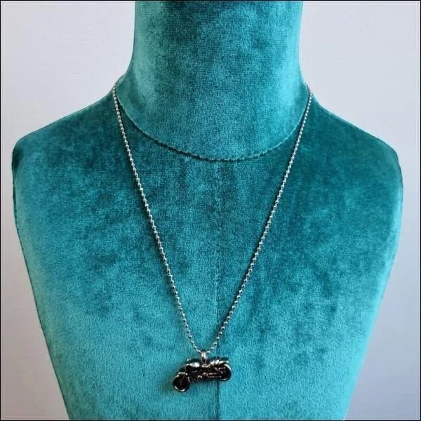 Aramat Jewels stalen motor ashanger met een gedetailleerd ontwerp, gedragen aan een zilverkleurige ketting.