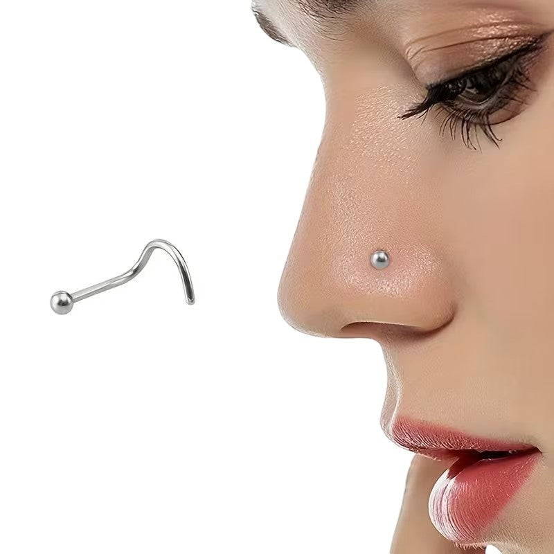 Aramat Jewels stalen neuspiercing met 2mm bolletje en S-staafje gedragen in een neusvleugel