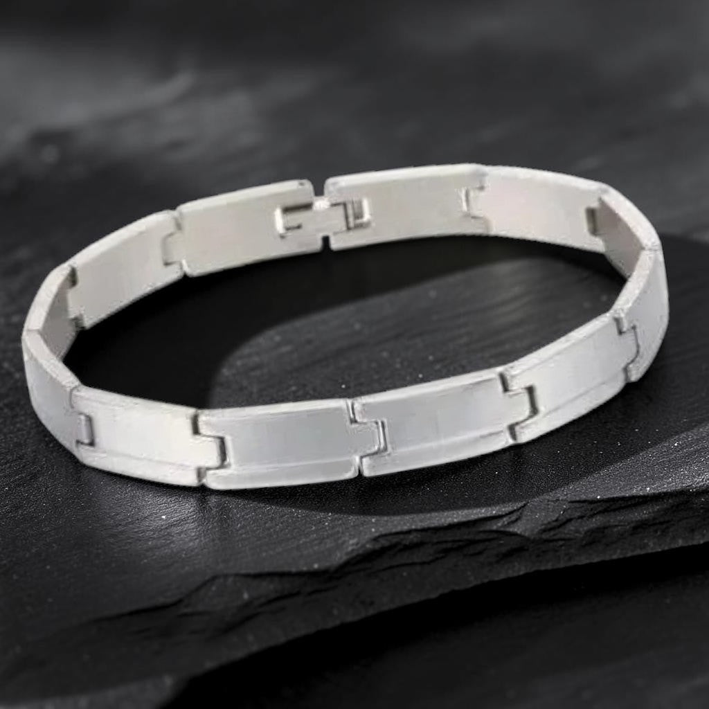 Aramat Jewels zilverkleurige stalen schakelarmband van 21 cm met subtiele steentjes op een donkere ondergrond.