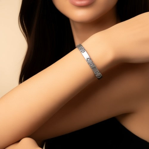 Aramat Jewels zilverkleurige stalen schakelarmband met matte en gepolijste details om de pols van een model.