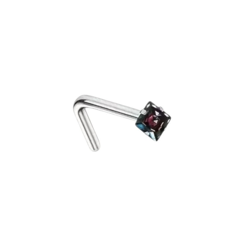 Aramat Jewels stalen neuspiercing met een vierkante 2mm zirkonia steen in een L-vormig staafje.