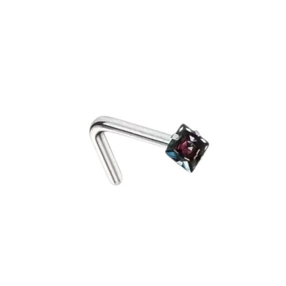 Aramat Jewels stalen neuspiercing met een vierkante 2mm zirkonia steen in een L-vormig staafje.